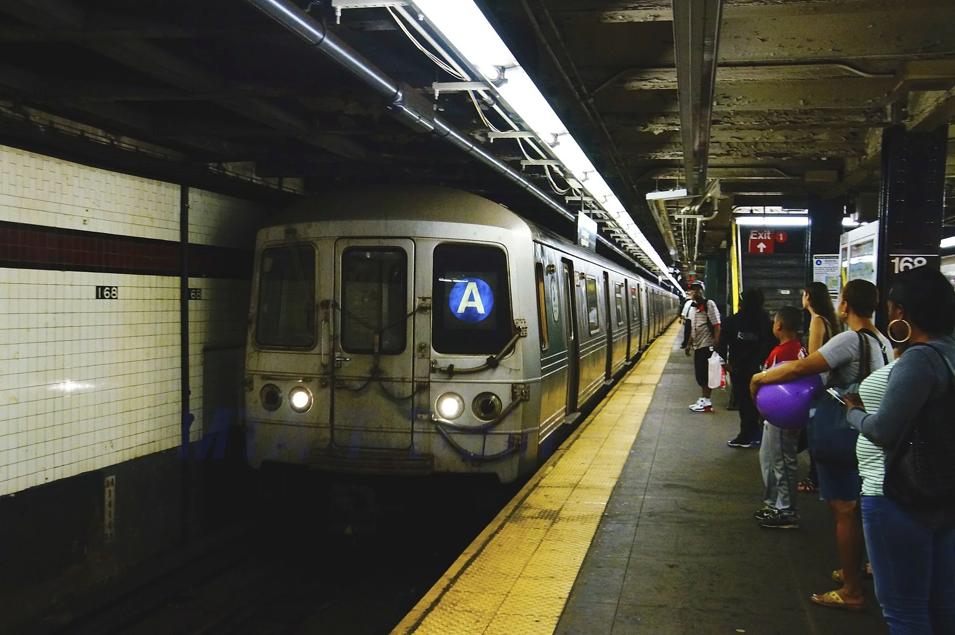1920px-MTA_NYC_Subway_A_train_arriving_at_168th_St.jpg