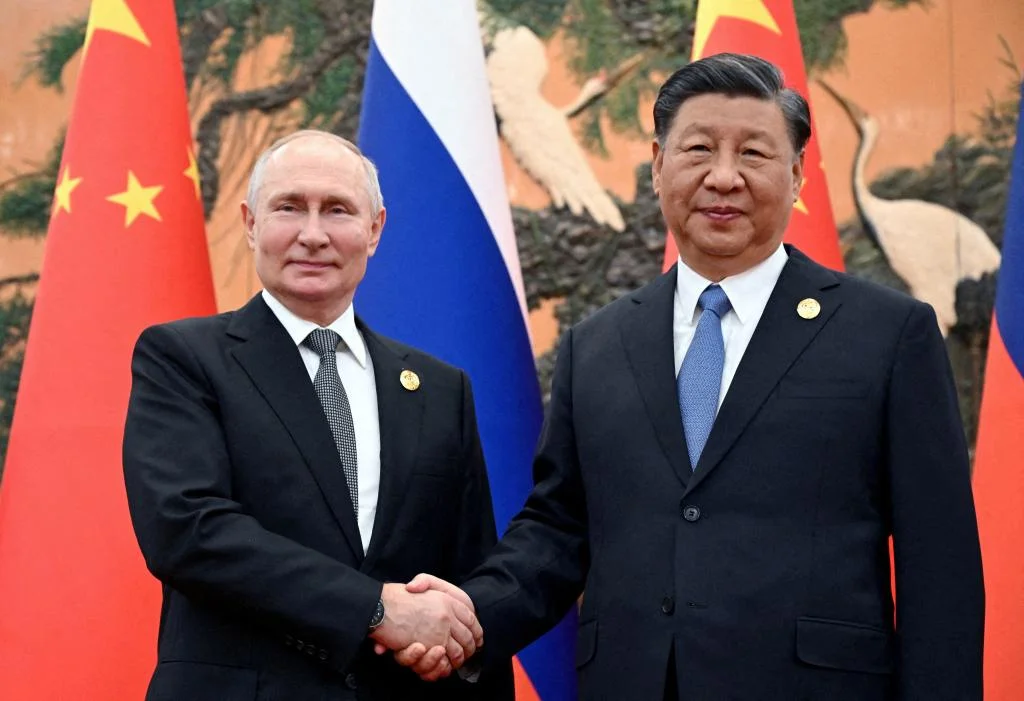 russian-president-vladimir-putin-shakes-82048733.webp