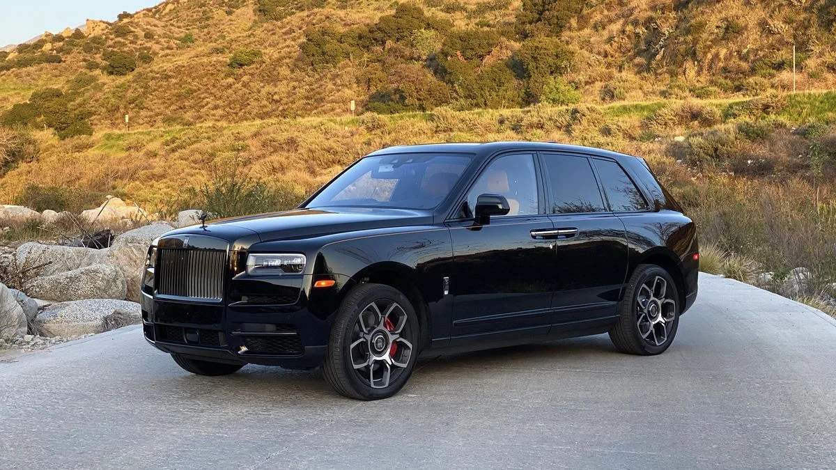 2020-rolls-royce-cullinan-black-badge-006.jpg
